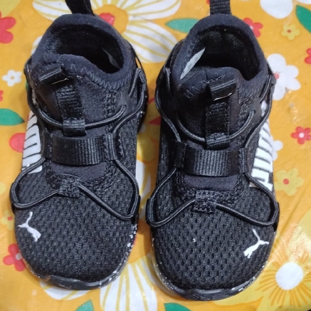 Puma Kids Comfortable and fun Back and White Sneakers